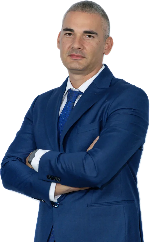 Panait Mihai Vlad, cu brațele încrucișate